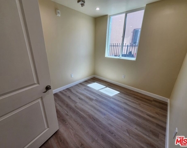 2726 S Cochran Avenue - Photo Thumbnail 12