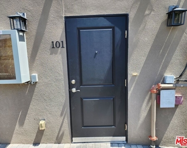 2726 S Cochran Avenue - Photo Thumbnail 1