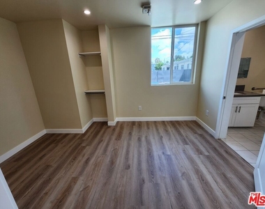 2726 S Cochran Avenue - Photo Thumbnail 15