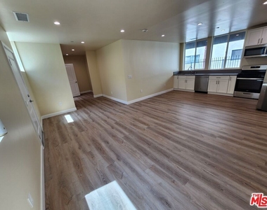 2726 S Cochran Avenue - Photo Thumbnail 7