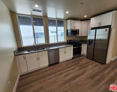 2726 S Cochran Avenue - Photo Thumbnail 5