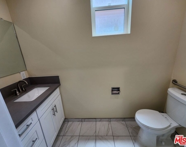 2726 S Cochran Avenue - Photo Thumbnail 3
