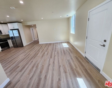2726 S Cochran Avenue - Photo Thumbnail 4