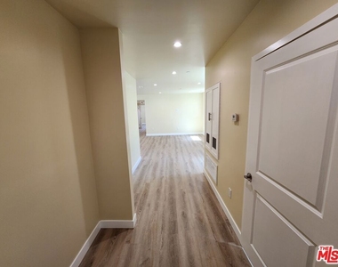 2726 S Cochran Avenue - Photo Thumbnail 2