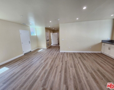2726 S Cochran Avenue - Photo Thumbnail 6