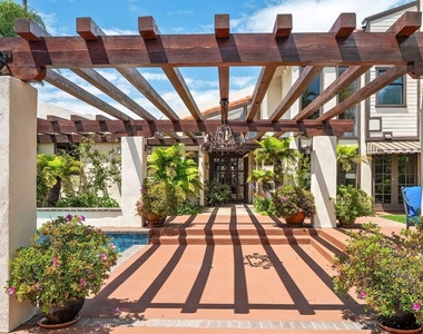 2528 Angelo Drive - Photo Thumbnail 2