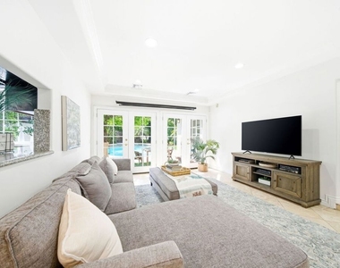 4115 Laurelgrove Avenue - Photo Thumbnail 10