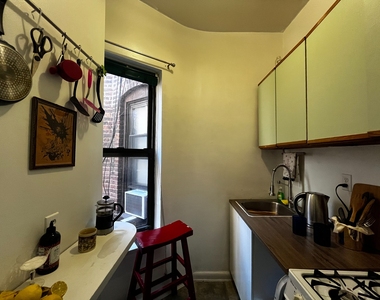 East 60th Street - Photo Thumbnail 3
