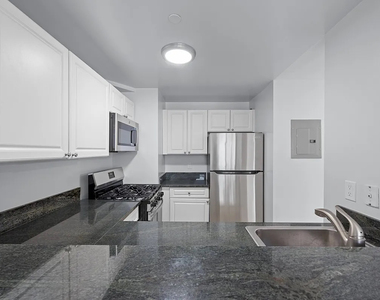 West 48th Street - Photo Thumbnail 3