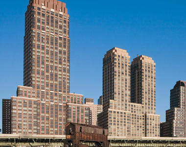 180 Riverside Blvd - Photo Thumbnail 3