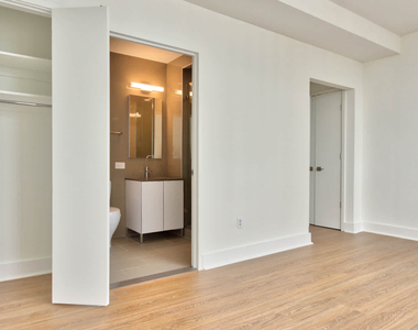 180 Riverside Blvd - Photo Thumbnail 55