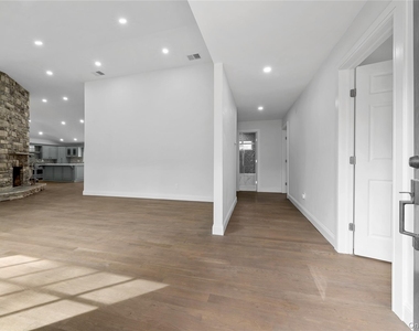 257 Southlawn Avenue - Photo Thumbnail 4