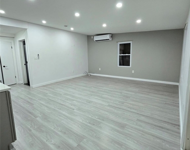 132 Roosevelt Avenue - Photo Thumbnail 2
