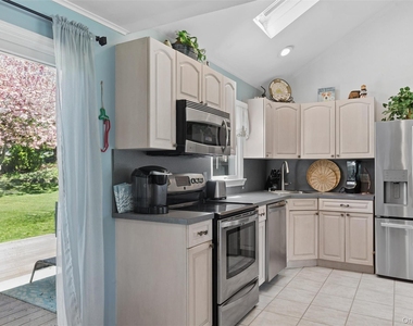 1600 Captain Kidd Drive - Photo Thumbnail 7