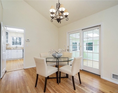 7 Susan Court - Photo Thumbnail 4