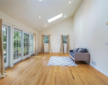 7 Susan Court - Photo Thumbnail 3