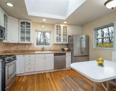 7 Susan Court - Photo Thumbnail 6