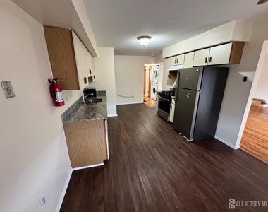 311 Edison Glen Ter Terrace - Photo Thumbnail 4