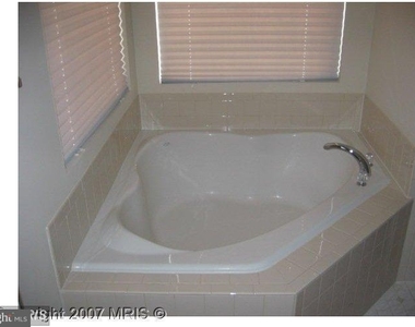 12039 Kemps Landing Circle - Photo Thumbnail 7