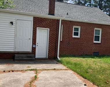 915 Hampton Road - Photo Thumbnail 6