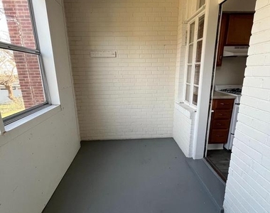 410 E Glendale Avenue - Photo Thumbnail 12
