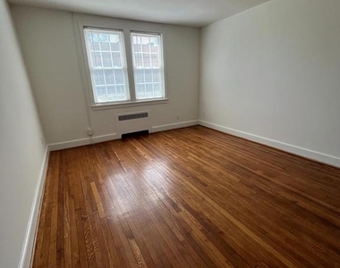 410 E Glendale Avenue - Photo Thumbnail 2