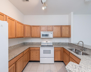2800 S Knightsbridge Circle - Photo Thumbnail 4