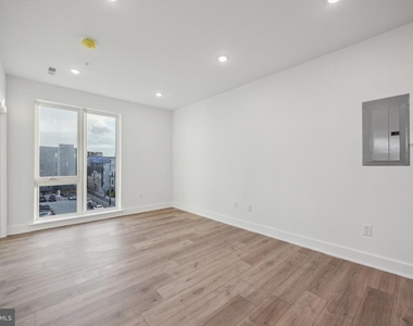 1350 N Front Street - Photo Thumbnail 2