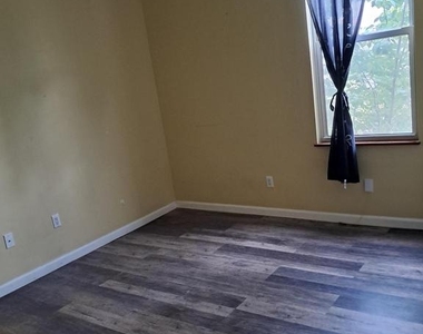 1120 Ne Locust St - Photo Thumbnail 6
