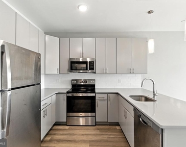 2110 E Norris Street - Photo Thumbnail 2
