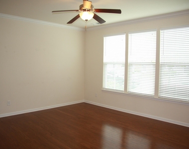 1013 Semora Lane - Photo Thumbnail 3