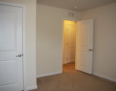 1013 Semora Lane - Photo Thumbnail 21