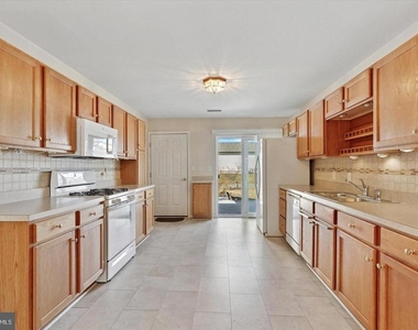 110 W Harmony Drive - Photo Thumbnail 5