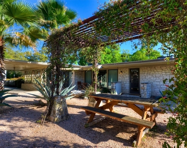 2400 Jarratt Ave - Photo Thumbnail 10