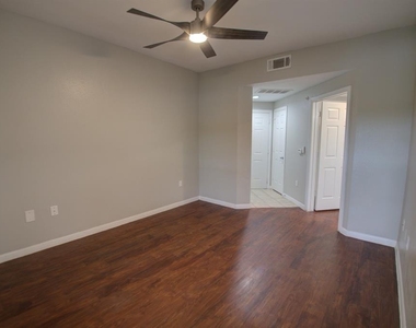 2320 Gracy Farms Ln, 514 - Photo Thumbnail 3