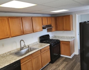 144 North Ave Apt A - Photo Thumbnail 4