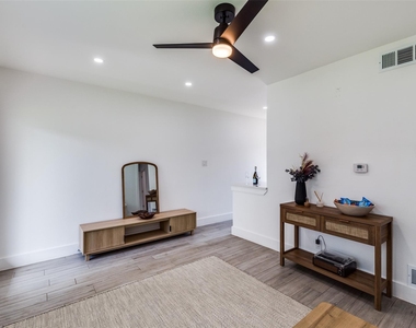 1200 E 52nd St - Photo Thumbnail 13