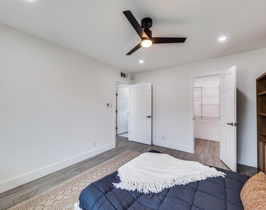 1200 E 52nd St - Photo Thumbnail 18
