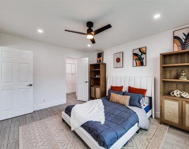 1200 E 52nd St - Photo Thumbnail 17