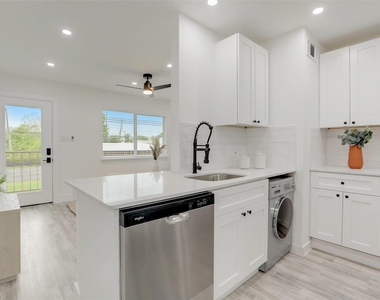 1200 E 52nd St - Photo Thumbnail 4