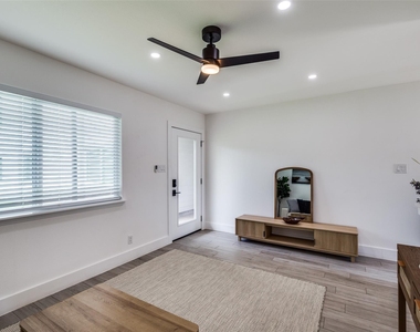 1200 E 52nd St - Photo Thumbnail 12