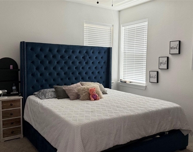 2415 Ridgeview Dr - Photo Thumbnail 5