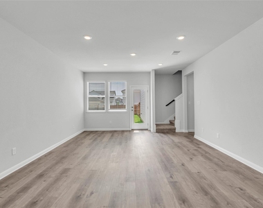 2412 Ekvall Dr - Photo Thumbnail 4