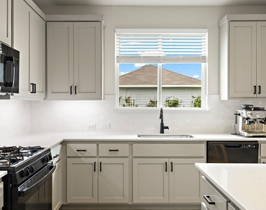109 Fabion St - Photo Thumbnail 4