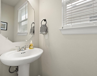 109 Fabion St - Photo Thumbnail 7
