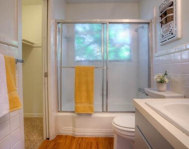 302 E 34th St - Photo Thumbnail 1