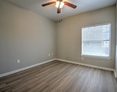 2320 Gracy Farms Unit #1323 - Photo Thumbnail 12