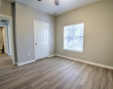 2320 Gracy Farms Unit #1323 - Photo Thumbnail 11