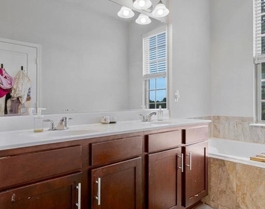 703 Skippers Lane - Photo Thumbnail 14