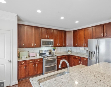 703 Skippers Lane - Photo Thumbnail 2